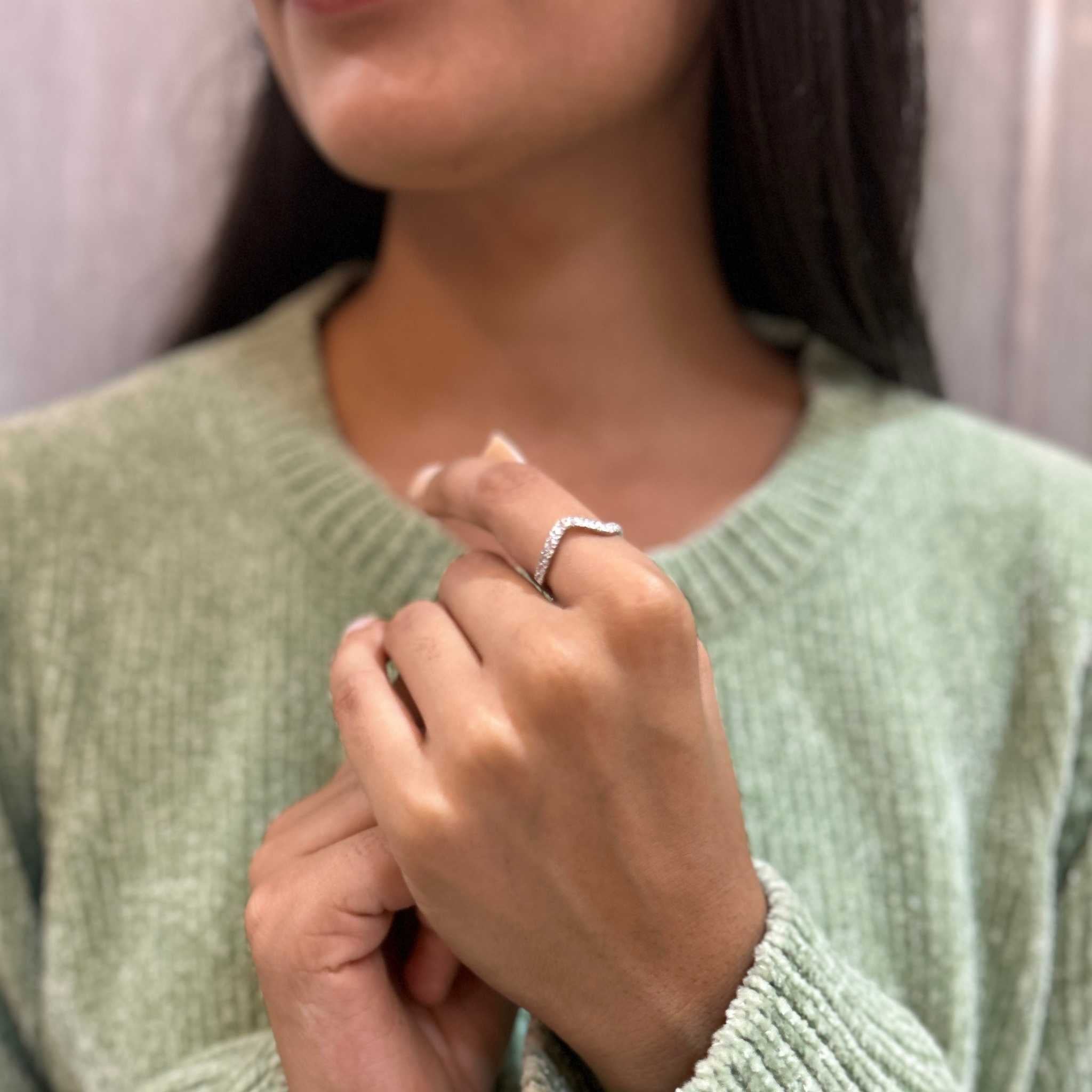 Viva Wave Ring: woman's hand showcasing a silver ring in hypoallergenic silver.