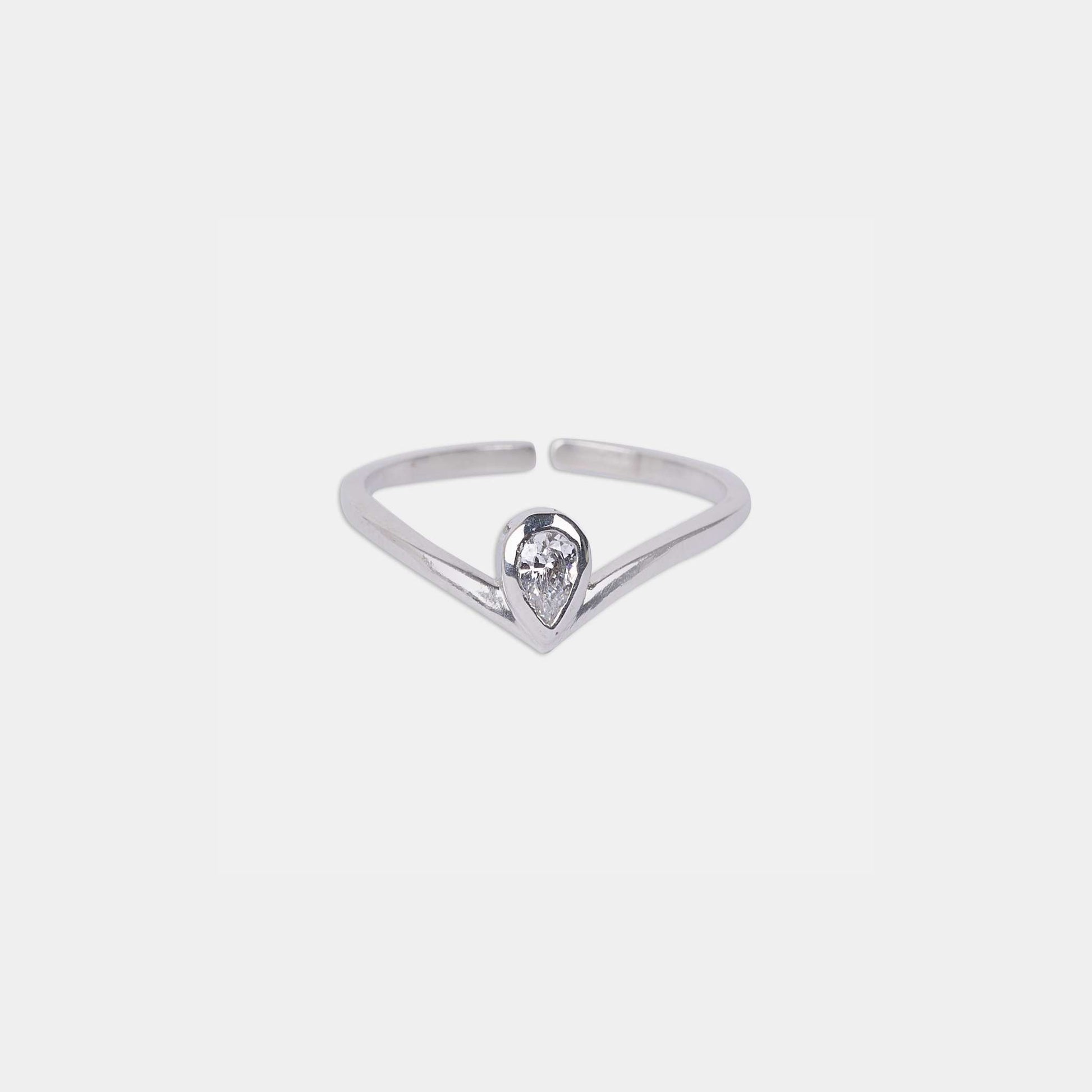 Discover elegance and romance with our exquisite sterling silver ring adorned with a heart-shaped diamond.
