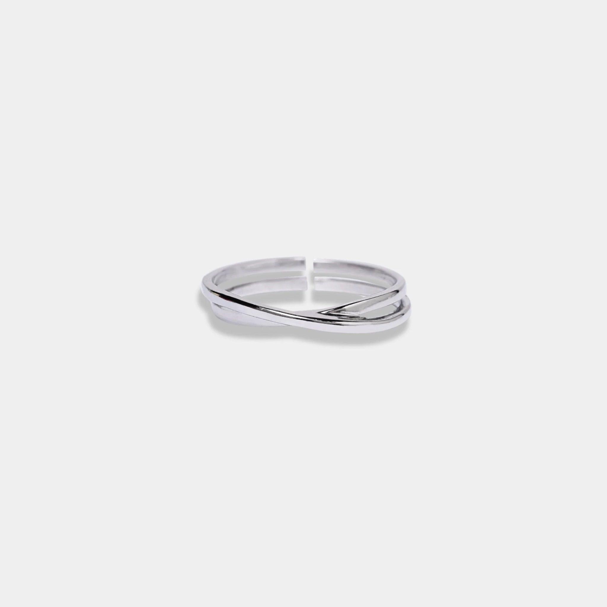  A stylish sterling silver ring with two delicate bands, perfect for adding a touch of elegance to any outfit.