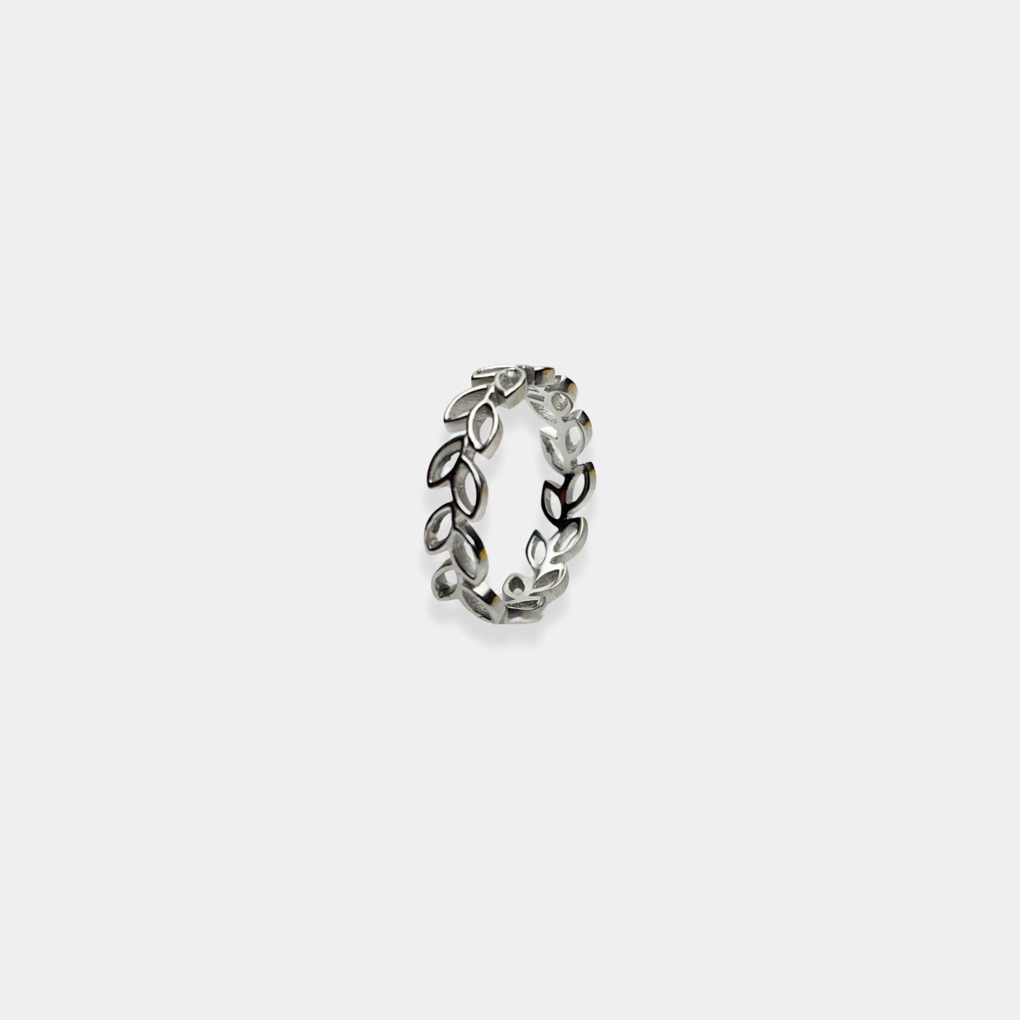 A beautiful silver ring adorned with delicate leaves, perfect for adding a touch of nature to your style